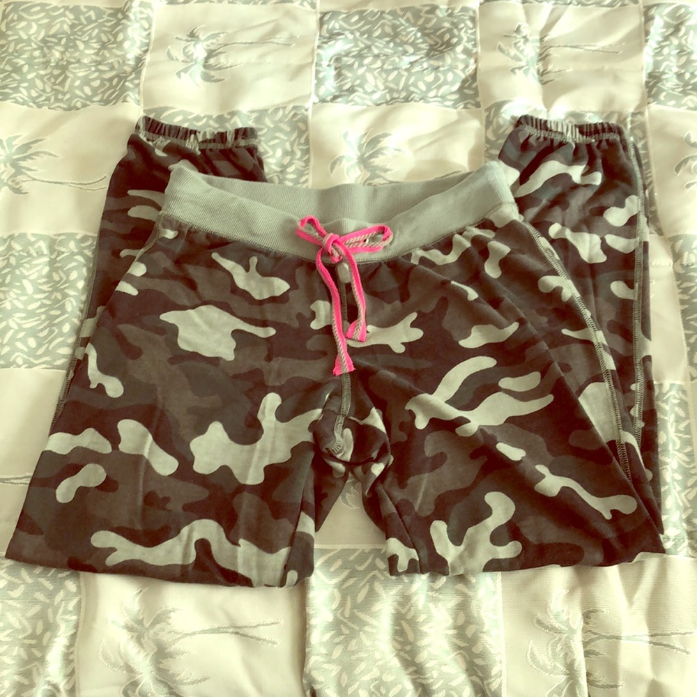 LIKE NEW, GIRLS CAMO SWEAT PANTS